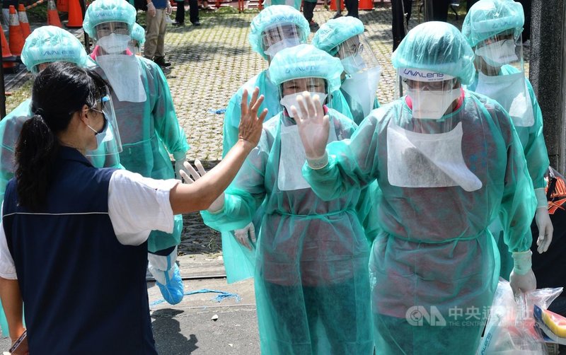 台北市「虎林專案」啟動,4日在永吉國小設置篩檢站,工作人員相互打氣。中央社記者王飛華攝 110年7月4日