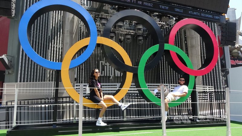 東京奧運7月23日開幕,美國轉播單位國家廣播公司(NBC)舉辦「五環跨越美國」宣傳造勢,首站在好萊塢環球影城供遊客拍照。中央社記者林宏翰洛杉磯攝 110年7月4日
