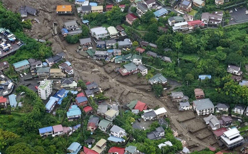 日本靜岡縣熱海市4日發生大規模土石流,有民眾說事發前聽到地鳴般巨響。(共同社)