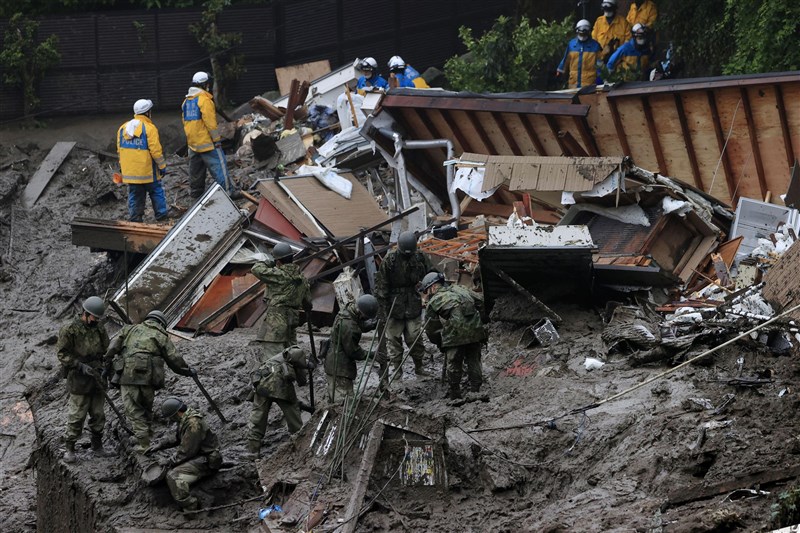 日本靜岡縣熱海市4日發生土石流,5日警消與自衛隊持續搜救中。(共同社)