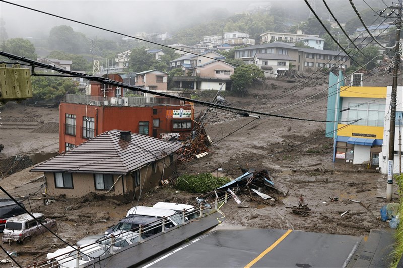 土石流3日上午襲擊日本靜岡縣熱海市伊豆山地區,部分道路已被土石掩埋。(共同社)