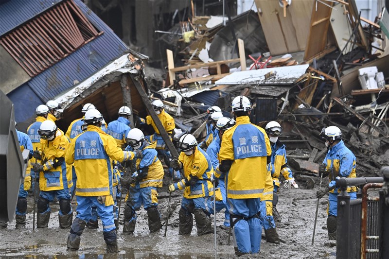 日本靜岡縣熱海市3日發生土石流災情,已知造成兩人死亡、約20人下落不明,4日上午警消等千人持續搜救。(共同社)