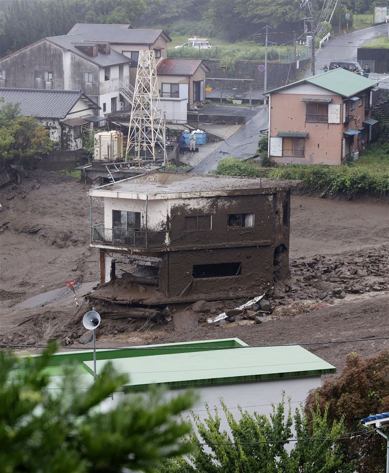 日本靜岡縣熱海市3日發生大規模土石流,一棟民宅孤立在土石中。圖僅示意,未證實是否為報導提及民宅。(共同社)