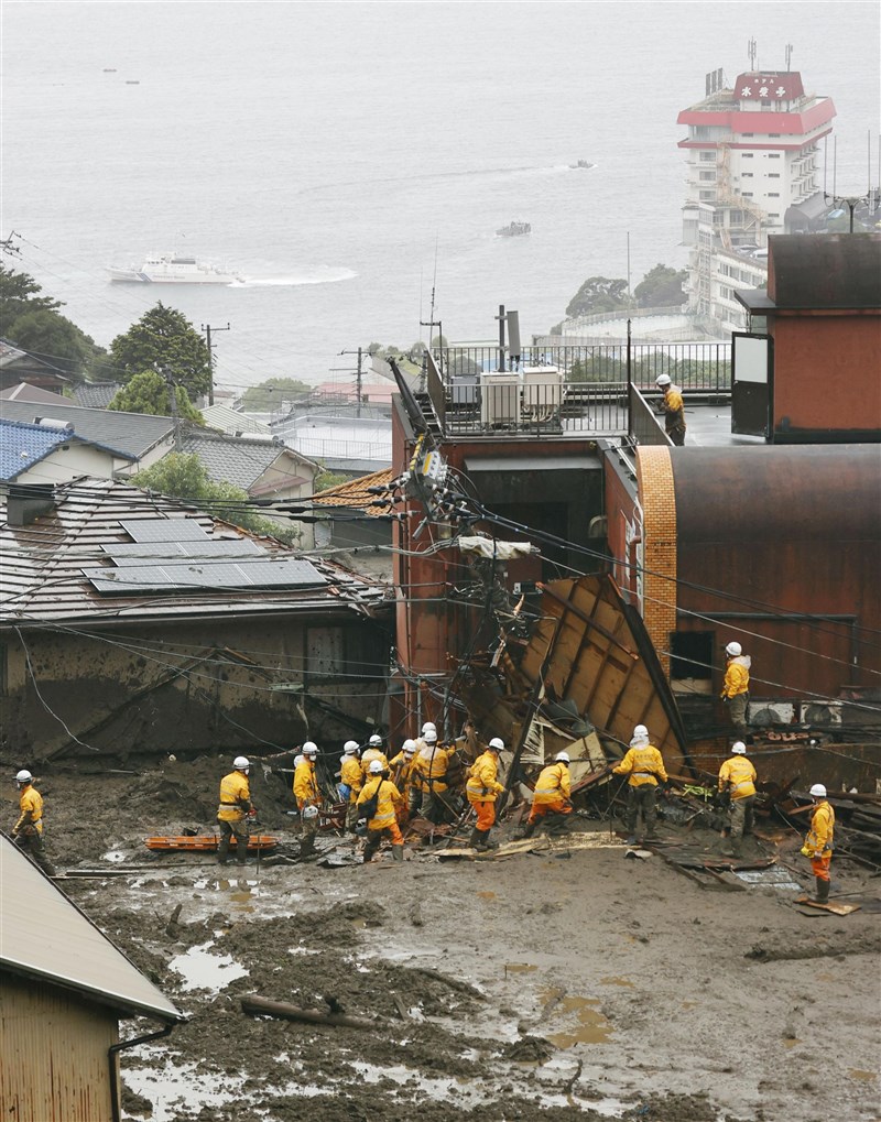 日本靜岡縣熱海市3日發生土石流,4日上午警消持續搜救,伊豆山港外海也有海上保安廳船隻(圖後左白船)巡邏。(共同社)