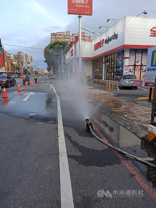 台中市大雅區中清路、雅潭路口一處水溝蓋4日傍晚飄出濃濃瓦斯味,引發民眾恐慌,後經欣彰天然氣公司到場確認為中油的6吋高壓瓦斯管線洩漏,消防隊員現場灑水降低天然氣濃度,警方則在場實施人車管制。(民眾提供)中央社記者趙麗妍傳真 110年7月4日