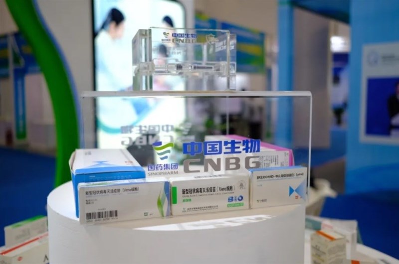 對於蒙古、智利、印尼及印度洋島國塞席爾等使用中國疫苗大規模接種的國家都出現疫情回溫,CNN專文指出,沒有疫苗能100%預防COVID-19,重點在於能壓低重症與病故。圖為國藥集團疫苗。(圖取自中國生物微信公眾號)