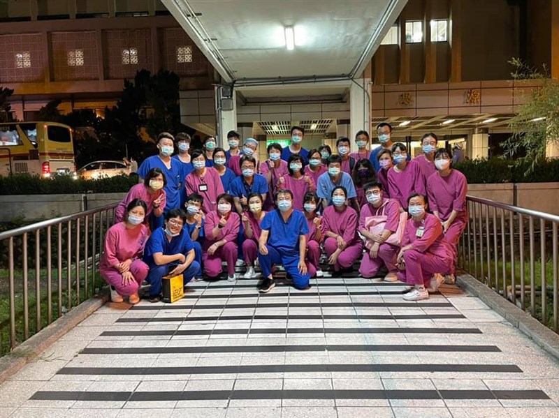北榮總醫療團隊3日一早出發進駐台北第一果菜批發市場設立篩檢站,副總統賴清德在臉書po出照片感謝辛苦的醫護人員。(圖取自facebook.com/chingte)