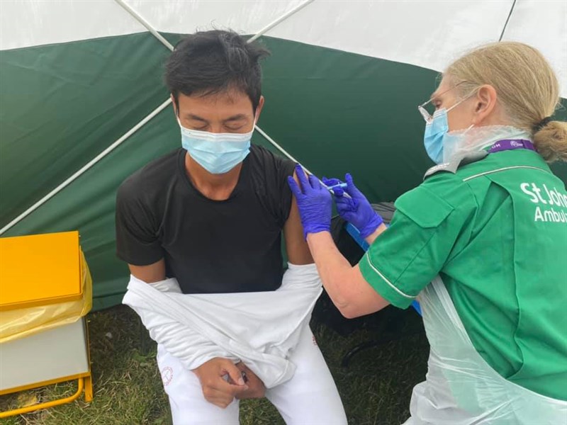 台灣網球好手盧彥勳已在溫網大會安排下施打第2劑AZ疫苗。(圖取自facebook.com/LuRendy)
