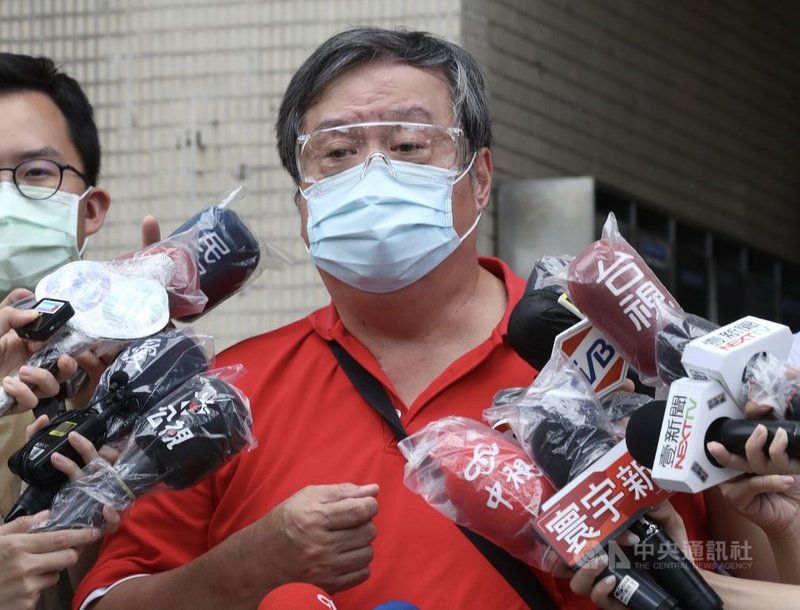 台北市中正區某國宅爆發逾10例武漢肺炎確診個案,里長方荷生(圖)5日表示,與市府官員一同會勘後,已造冊的逾300名居民6日可搭乘防疫巴士前往聯醫篩檢,不設篩檢站。中央社記者張皓安攝 110年7月5日