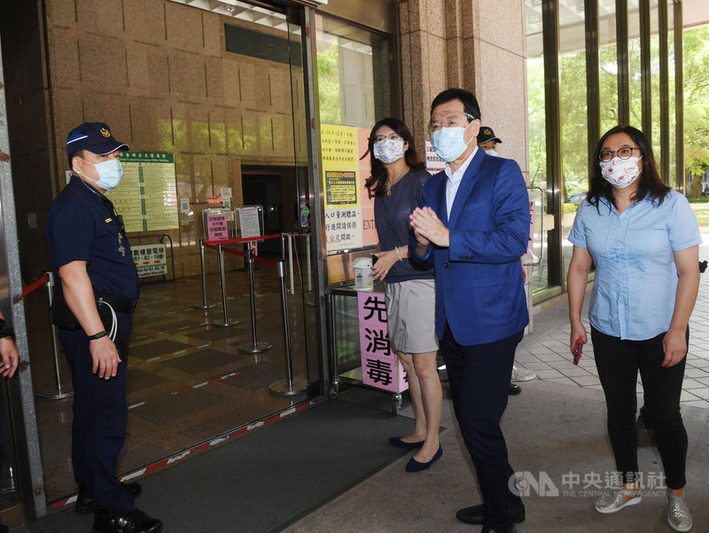 國民黨立法院黨團總召費鴻泰(前右2)、書記長鄭麗文(前右3)、首席副書記長陳玉珍(前右1)5日上午拜會中選會主委李進勇,盼年底公投能實施不在籍投票。中央社記者施宗暉攝 110年7月5日