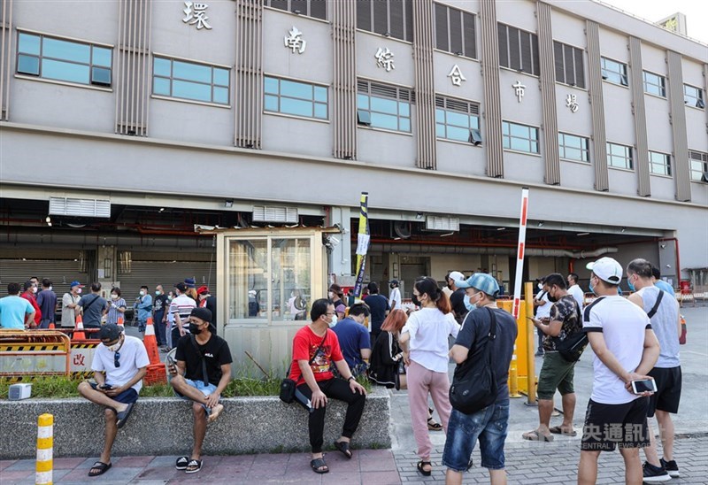 台北市議員許淑華5日指出,有攤商陳情指環南市場自治會曾向副市長黃珊珊拜託降低防疫標準。圖為環南市相關人員等3日在市場外排隊等待篩檢。(中央社檔案照片)