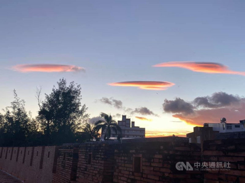 恆春民眾4日傍晚拍到美麗飛碟雲景象,律師張怡還將照片分享在臉書(Facebook)。恆春氣象站5日表示,飛碟雲形成與風及水氣有關。(張怡提供)中央社記者郭芷瑄傳真 110年7月5日