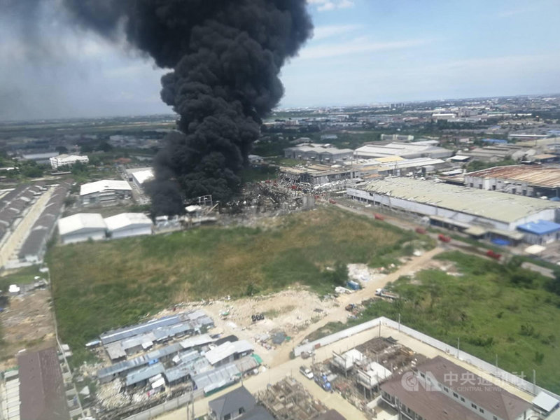 明諦化學公司位於泰國北欖府的工廠5日凌晨發生大爆炸,當地政府緊急疏散周邊方圓5公里的民眾。(泰國陸軍提供)中央社曼谷傳真 110年7月5日