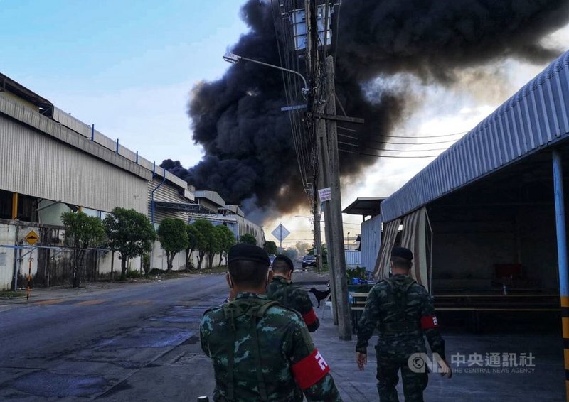 明諦化學公司位於泰國北欖府的工廠5日凌晨發生大爆炸,當地政府緊急疏散周邊方圓5公里的民眾;其中有2名台幹輕傷。(泰國陸軍提供)中央社曼谷傳真 110年7月5日