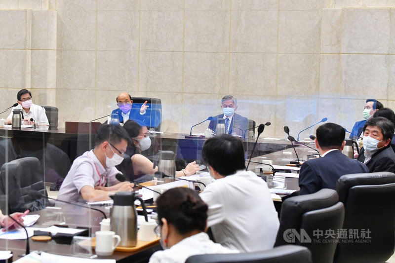 行政院長蘇貞昌(左2)5日召開擴大防疫會議時表示,目前尚未有解除三級管制的條件,但大多數縣市疫情已趨緩,各行各業的管制措施有合理調整的空間,請相關部會預為規劃與準備。(行政院提供)中央社記者陳俊華傳真 110年7月5日