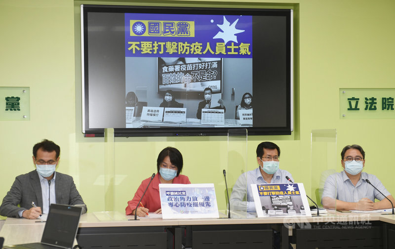 民進黨立委鄭運鵬(左起)、劉世芳、羅致政、黃世杰5日舉行記者會,羅致政會中呼籲國民黨應該站在防疫人員的後面給予支持,而不是打擊防疫人員士氣。中央社記者施宗暉攝 110年7月5日