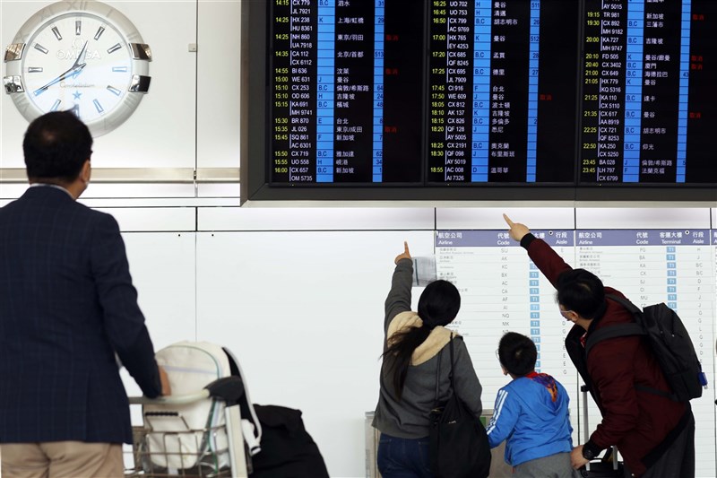 據入境事務處出入境紀錄數字,過去一年經香港機場淨移出的香港居民近10萬9000人。圖為香港國際機場旅客在電子看板前觀看航班訊息。(中新社)