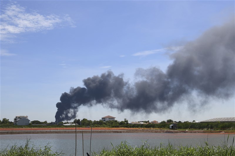 位於泰國曼谷東邊北欖府的台資明諦化學公司5日凌晨發生爆炸,現場傳出濃煙,當地政府已經要求疏散爆炸點周圍5公里的民眾。(美聯社)