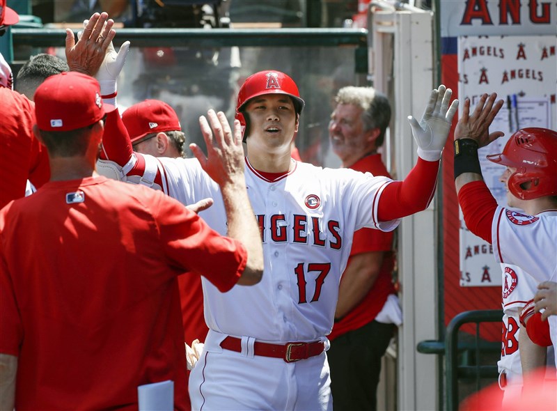 美國職棒大聯盟MLB洛杉磯天使日籍球星大谷翔平(中)4日擊出本季個人第31支全壘打,追平了松井秀喜在2004年創下,日籍球員在聯盟擊出單季最多支全壘打的紀錄。(共同社)