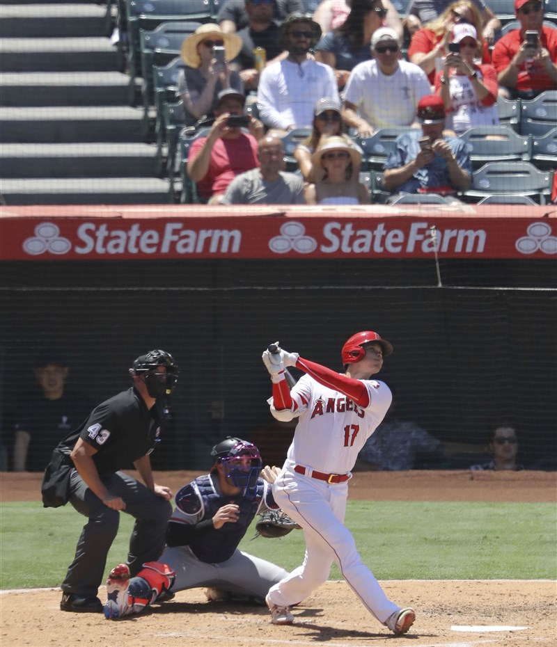 美國職棒大聯盟MLB洛杉磯天使日籍球星大谷翔平(前右)4日擊出本季個人第31支全壘打。(共同社)