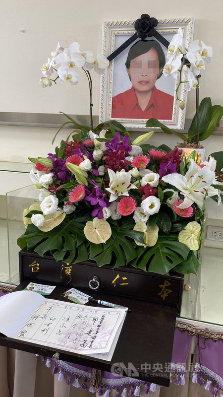 彰化喬友大樓大火造成4死,其中一名死者為印尼籍女移工,彰化縣政府及彰化市公所派人前往女移工在彰化市立殯儀館的簡易靈堂送上鮮花。中央社記者吳哲豪彰化攝 110年7月5日