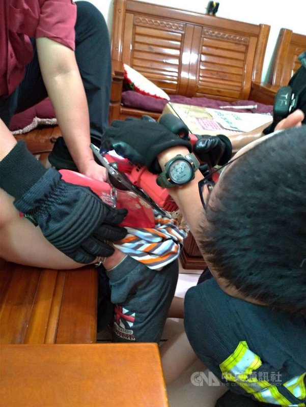 苗栗縣頭份市一名8歲男童遭父親以鐵鍊拴綁限制在家中客廳,消防隊獲報後立即到場,協助男童脫困。(民眾提供)中央社記者管瑞平傳真 110年7月5日
