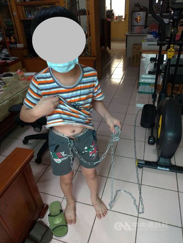 苗栗縣一名單親父親將8歲兒子以鐵鍊拴綁限制在客廳,男童生母5日接獲求救電話後,從桃園趕赴苗栗處理,報請消防隊到場協助脫困。警方及社政單位已介入處理。(民眾提供)中央社記者管瑞平傳真 110年7月5日