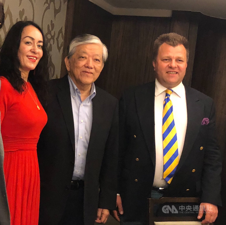 義美總經理高志明(中)與立陶宛現任外交部副部長艾德梅納斯(Mantas Adomėnas)夫婦。(義美提供)中央社記者韓婷婷傳真 2021年7月5日