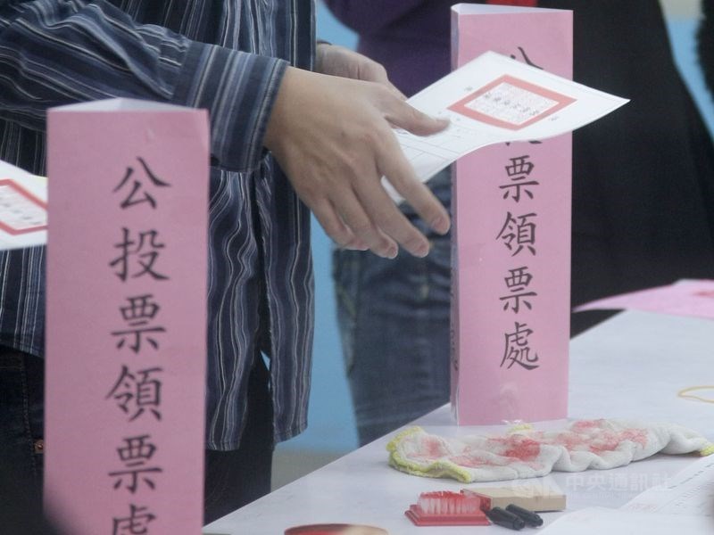 國民黨團5日拜會中選會主委李進勇,盼年底公投能實施不在籍投票。李進勇說,草案正在行政院審查,但今年絕對來不及。(中央社檔案照片)