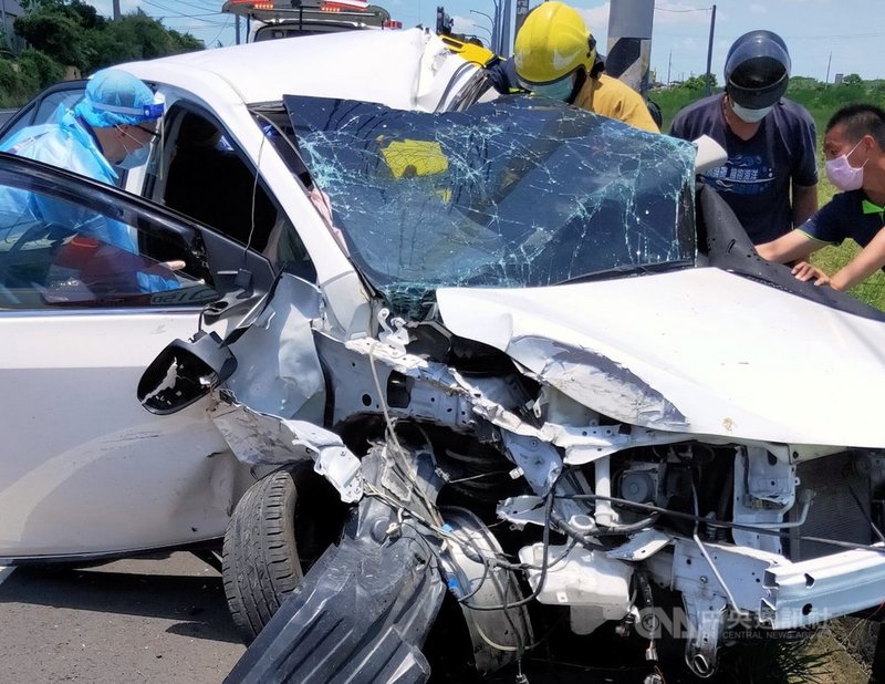 嘉義縣台19線六腳鄉路段5日發生一輛自小客車自撞路燈意外，因撞擊力道強，車體嚴重扭曲變形，年約20歲的駕駛程姓男子受困駕駛座，救護人員利用破壞器材協助程男脫困，隨即送醫治療。（嘉義縣消防局提供）中央社記者黃國芳傳真  110年7月5日