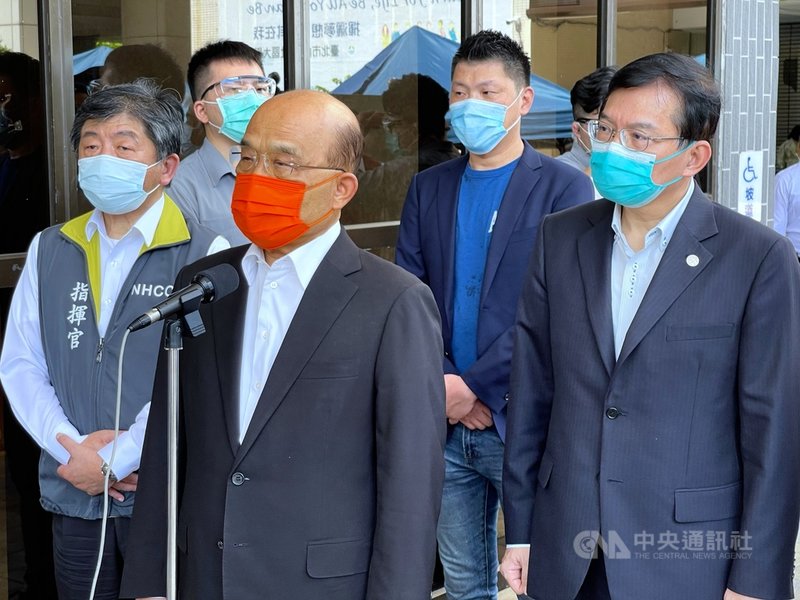 行政院長蘇貞昌(前中)6日到台北內湖高工視察計程車司機疫苗施打情形時表示,台灣目前疫苗覆蓋率已超過10%,民眾屆時輪到施打順序時儘快施打,中央也已宣布疫苗接種預約平台,希望覆蓋率能提高,讓台灣得到集體保護。前左為衛福部長陳時中,前右為交通部長王國材。中央社記者王飛華攝 110年7月6日