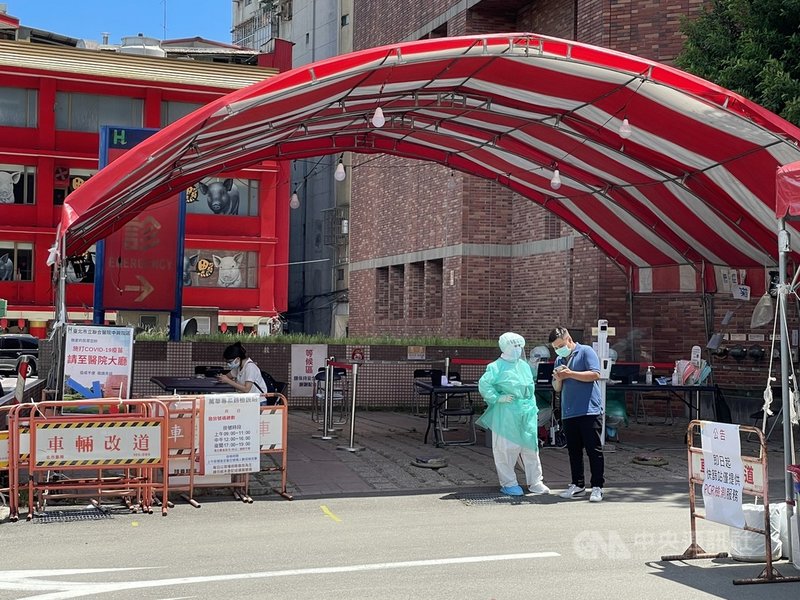 北市中正區某國宅上週突現3例不明感染源確診者,被列熱區。忠勤里長方荷生6日指出,市府派4輛防疫專車,從上午8時開始輪流載送居民到聯合醫院和平院區、中興院區篩檢,由於一早就有攝影機堵在國宅門口,居民不想被拍到,早上僅不到百人前往篩檢。(台北市立聯合醫院提供)中央社記者陳昱婷傳真 110年7月6日