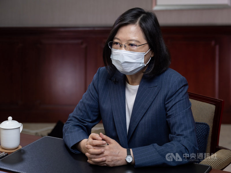 總統蔡英文6日表示,行政院政務委員唐鳳所主導規劃的「疫苗意願登記與預約接種系統」已經宣布,盼透過大家最熟悉、也最便利的系統及管道,讓施打疫苗更有序、更順利。(總統府提供)中央社記者溫貴香傳真 110年7月6日