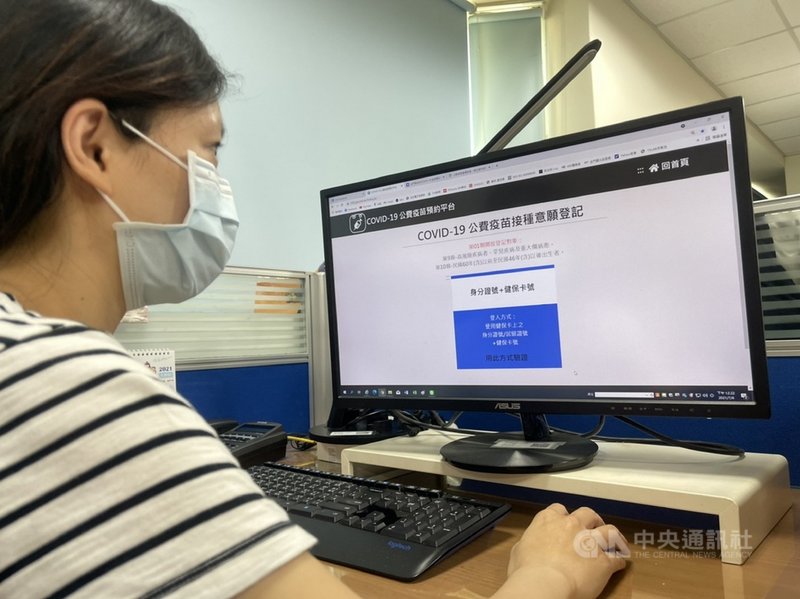 中央6日發布「疫苗預約平台」離島試辦上線,金門縣政府肯定中央的努力,並表示,縣府將與鄉鎮公所合作組成服務隊,或以定點服務台方式,協助民眾預約,盼讓民眾在疫苗的注射、登記和預約上更有效率。(金門縣政府提供)中央社記者黃慧敏傳真 110年7月6日