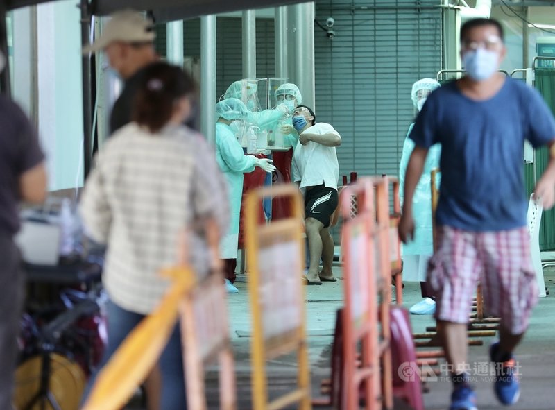 台北市中正區某國宅上週突然出現3例武漢肺炎確診,且感染源不明,被列熱區。6日市府專案處理,安排社區居民前往聯醫做PCR篩檢。中央社記者張皓安攝 110年7月6日