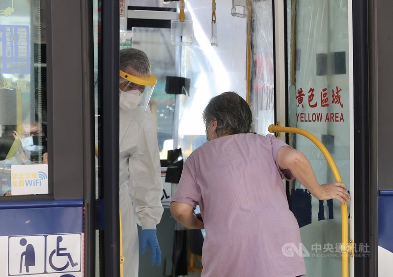 台北市中正區某國宅上週出現3例不明感染源COVID-19確診者,被列熱區。6日市府專案處理,社區居民搭乘防疫巴士前往聯醫篩檢。中央社記者張皓安攝 110年7月6日