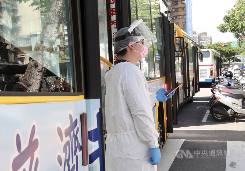 台北市中正區某國宅上週出現3例不明感染源COVID-19確診者,被列熱區。6日市府專案處理,派4輛防疫專車前往接送社區居民至聯醫篩檢。中央社記者張皓安攝 110年7月6日