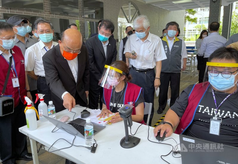 行政院長蘇貞昌（前右3，橘色口罩）6日到台北內湖高工視察計程車司機武漢肺炎疫苗施打作業，並慰勉現場工作人員辛勞。中央社記者王飛華攝  110年7月6日