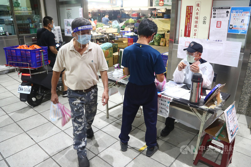台北市3大批發市場爆發疫情,環南市場休市3天,6日重新開市,復業後出入口進行人流管制,查驗PCR陰性證明才可入場。中央社記者王騰毅攝 110年7月6日