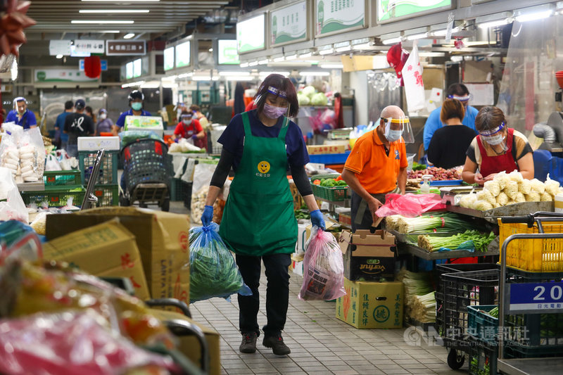 台北市3大批發市場爆發COVID-19疫情,環南市場休市3 天後,6日重新開市,復業後進場除要PCR陰性證明外,攤商須戴口罩加面罩防護,並降載市場人流。中央社記者王騰毅攝 110年7月6日