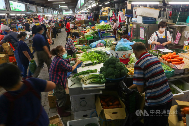 台北環南市場6日恢復開市,中央流行疫情指揮中心公布環南市場復市6大條件,包含查驗PCR陰性證明、降載人流、實名登錄、動線分流、落實健康監測、戴口罩及面罩等。中央社記者王騰毅攝 110年7月6日