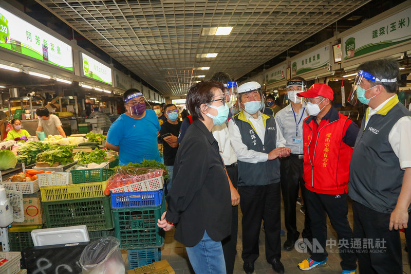 台北環南市場因疫情休市3天後,6日凌晨恢復開市,中央流行疫情指揮中心指揮官陳時中(右4)與醫福會執行長王必勝(右)、台北市副市長黃珊珊(右5)上午在環南市場自治會長林勝東(右2)陪同下,視察市場是否落實防疫措施。中央社記者王騰毅攝 110年7月6日