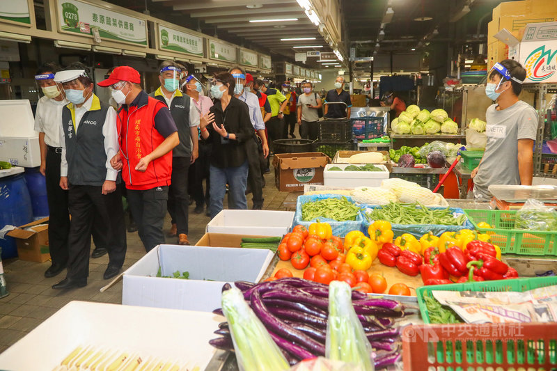 台北環南市場6日凌晨恢復開市,中央流行疫情指揮中心指揮官陳時中(前中)上午在環南市場自治會長林勝東(前右)等人陪同下視察市場防疫措施執行狀況。中央社記者王騰毅攝 110年7月6日