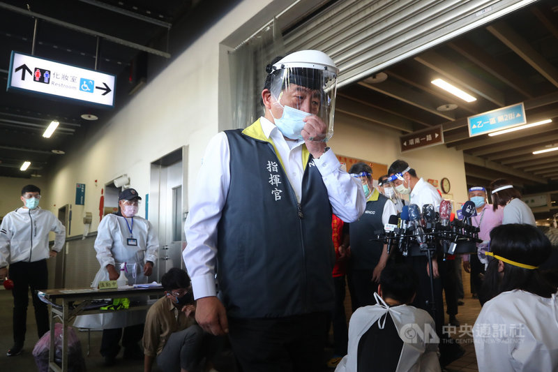 台北市環南市場6日恢復開市,中央流行疫情指揮中心指揮官陳時中(中)上午也到場視察,他說,經查市場相關人數降載管制都沒問題,希望8日大規模核酸檢測(PCR)後,能斷絕市場傳播鏈。中央社記者王騰毅攝 110年7月6日