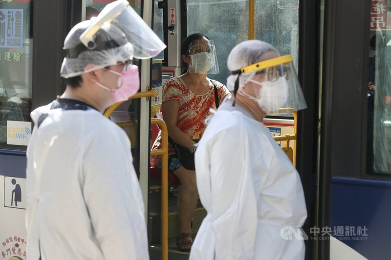 台北市中正區某國宅上週出現3例不明感染源COVID-19確診者,被列熱區。6日市府專案處理,從上午8時開始輪流載送居民到聯合醫院和平院區、中興院區篩檢。中央社記者張皓安攝 110年7月6日