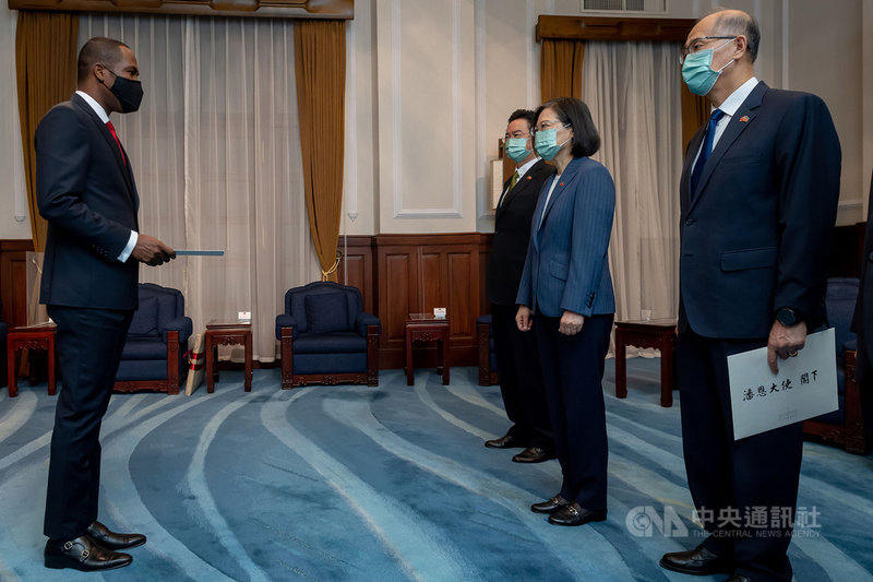 總統蔡英文（右2）6日在總統府接受海地共和國新任駐台特命全權大使潘恩（Roudy Stanley Penn）（左1）呈遞到任國書，歡迎潘恩大使來台履任，並期盼兩國持續深化夥伴關係。（總統府提供）中央社記者溫貴香傳真　110年7月6日