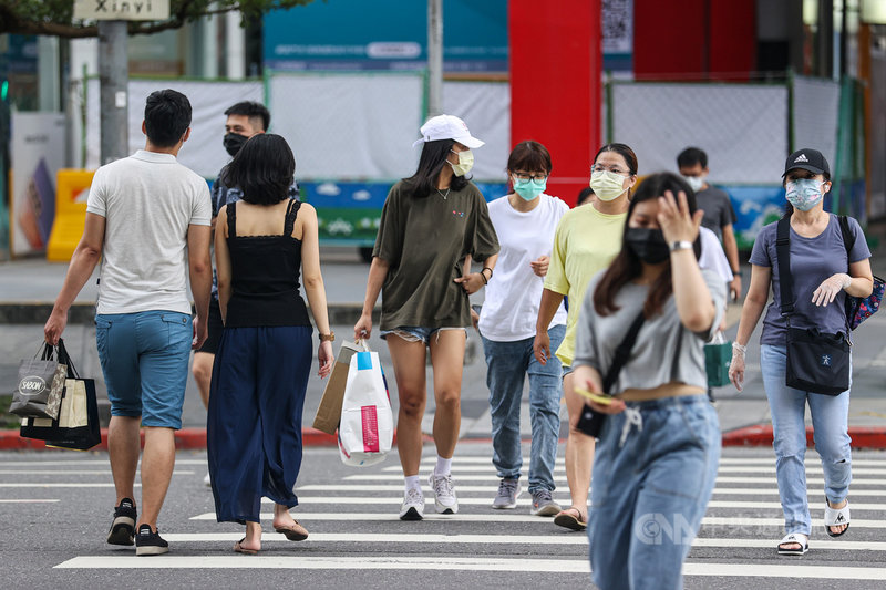 中央流行疫情指揮中心指揮官陳時中6日表示,經大規模篩檢、匡列隔離後,初步研判國內疫情相對安全,在好的預防措施前提下,13日後高強度管制可走向開放。圖為民眾戴好口罩上街購物。中央社記者鄭清元攝 110年7月6日