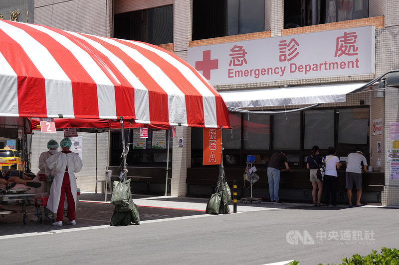 台北市立聯合醫院忠孝院區5日發現2名員工染疫,為無症狀感染者,已匡列90名接觸者進行疫調。圖為忠孝院區急診處。中央社記者鄭傑文攝 110年7月6日
