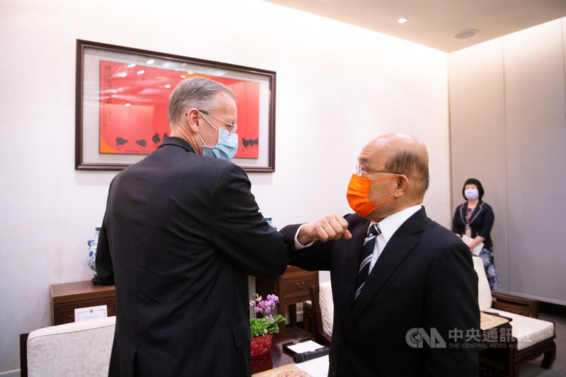 行政院長蘇貞昌(右)6日接見美國在台協會(AIT)台北辦事處處長酈英傑(左)。(行政院提供)中央社記者賴于榛傳真 110年7月6日