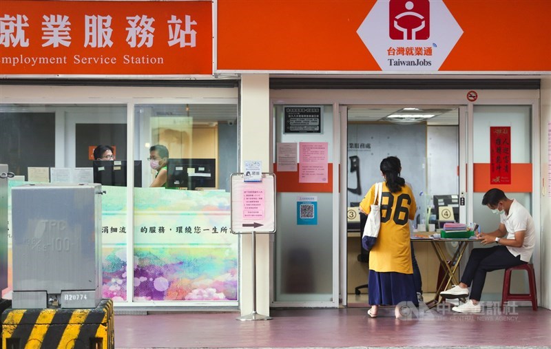 行政院主計總處6日公布5月失業率,由於5月本土疫情升溫,連帶讓勞動市場受衝擊,5月失業率為4.11%,創下102年12月以來新高。中央社記者謝佳璋攝 110年7月6日
